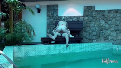 Bos menjemput pembantu rumah ke kolam, tetapi tidak dapat menahan panas